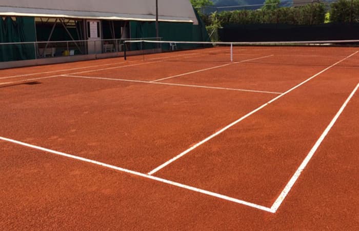 Entretien doux (sans enlever les bandes blanches)  des revêtements de tennis en terre